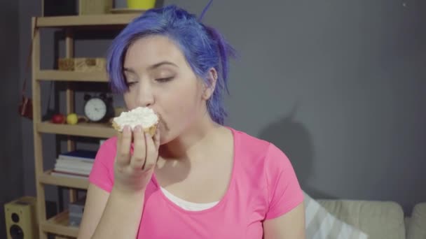 Kuszeni młoda kobieta jedzenie ciasto - Materiał filmowy, wideo