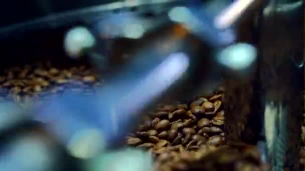 Enfriar los granos de café después de asar. Máquina tostadora, primer plano
 - Imágenes, Vídeo
