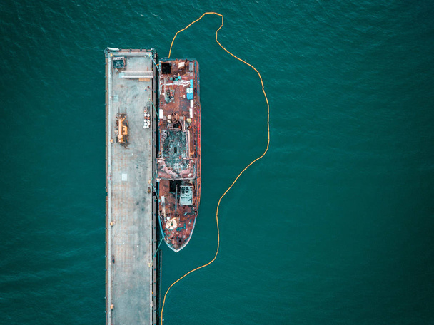 Ilmakuva korjattavana olevasta telakoidusta veneestä
 - Valokuva, kuva