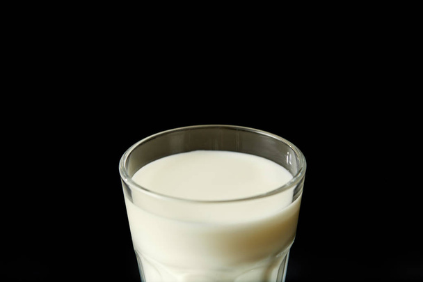 vista close-up de vidro de leite isolado no fundo preto
  - Foto, Imagem