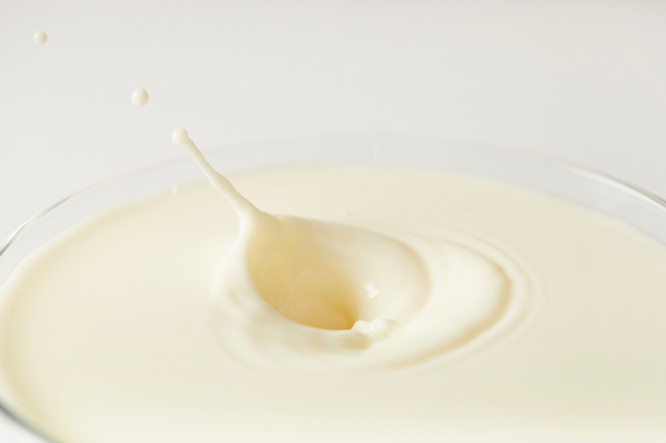 image rapprochée des éclaboussures de lait dans du verre isolé sur fond blanc
 - Photo, image