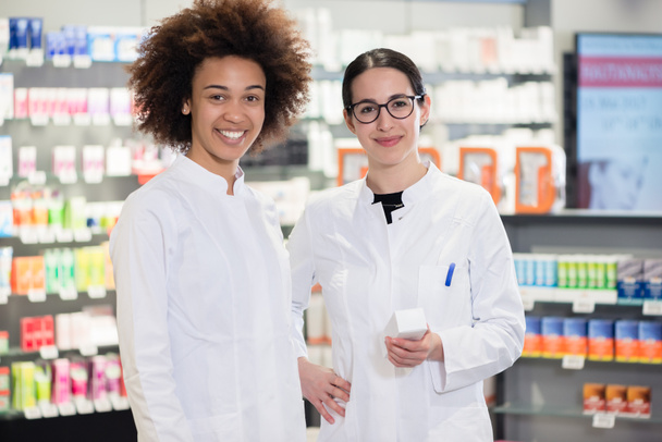 Retrato de dois farmacêuticos sorrindo com confiança no trabalho
 - Foto, Imagem