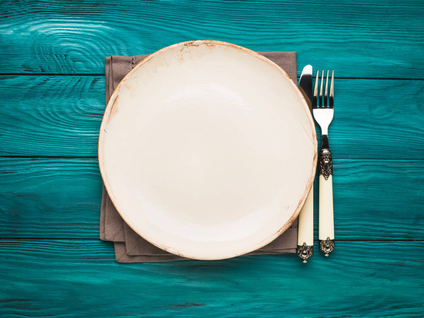 Empty plate on Green autumn background - Foto, afbeelding
