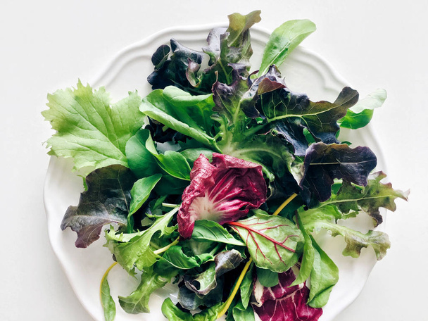 Üstten Görünüm, beyaz bir arka plan karışık taze salata yaprakları - Fotoğraf, Görsel
