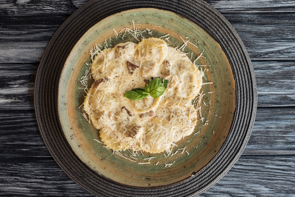vista superior de ravioles italianos gourmet con espinacas y queso ricotta en el plato
 - Foto, Imagen