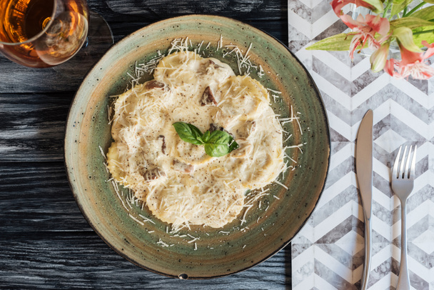 皿にほうれん草とリコッタ チーズのラビオリをグルメのトップ ビュー - 写真・画像