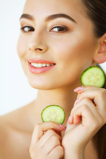 Skin Care. Portrait Beautiful Happy Woman With cucumbers to eyes at home. Beauty Treatment. Cosmetology. Beauty Spa Salon - Foto, imagen