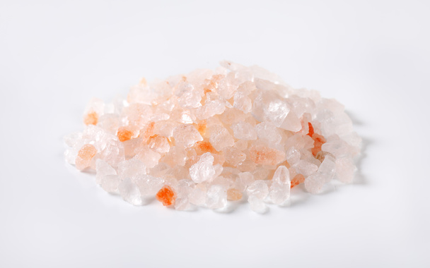 pila de sal granulada gruesa sobre fondo blanco
 - Foto, Imagen