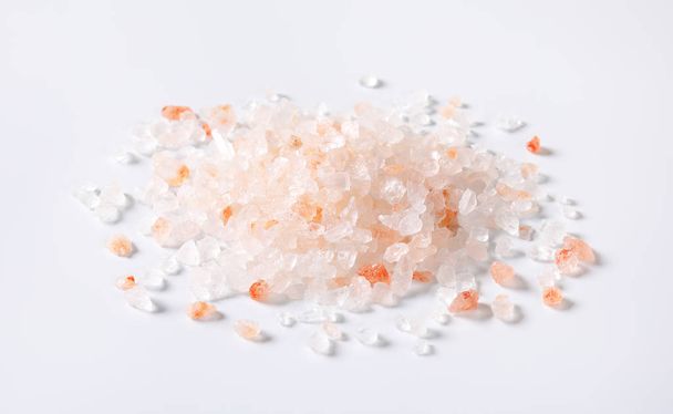 Haufen grobkörniges Salz auf weißem Hintergrund - Foto, Bild
