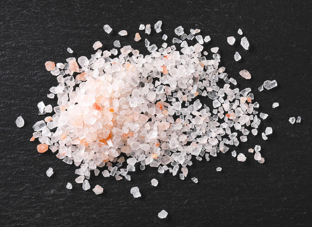 hrubé zrno himálajské soli na černé břidlice - Fotografie, Obrázek
