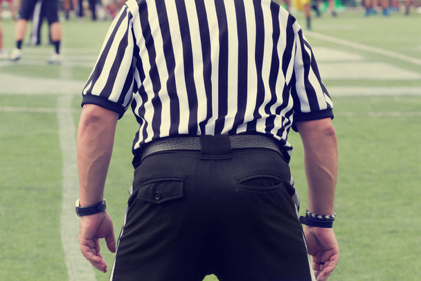 Vista posteriore dell'arbitro sul campo di football americano
 - Foto, immagini