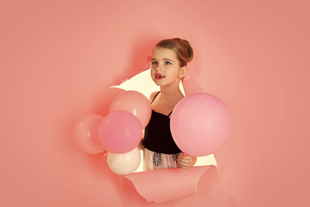 Beauty and fashion, punchy pastels. beauty studio with happy little girl - Foto, afbeelding