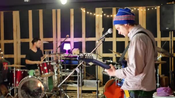 Гітарист і барабанщик грають музику в гаражі
 - Кадри, відео