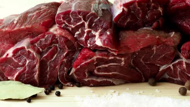 Čerstvé hovězí maso s přísadami pro vaření na dřevěné desce - Záběry, video