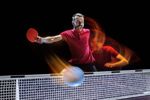 The table tennis player serving - Foto, afbeelding