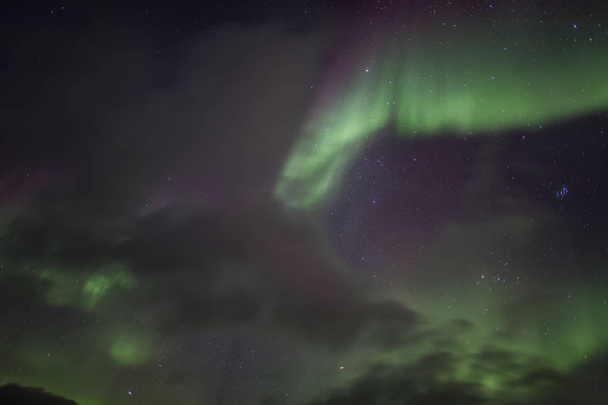 Nordlichter über dem bewölkten Nachthimmel  - Foto, Bild