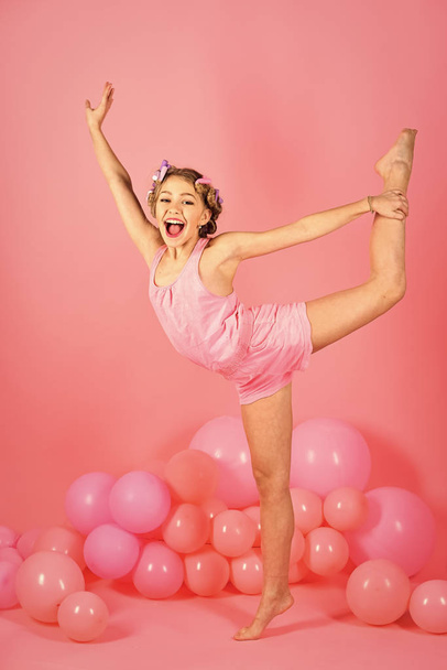 yoga, little girl gymnast in balloons. - Foto, afbeelding