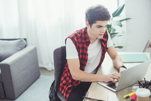 kaukaski studentowi pisania na laptopa w domu - Zdjęcie, obraz