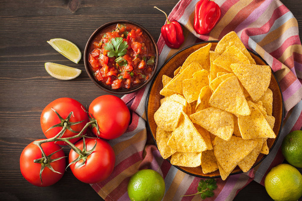 mexican salsa dip and nachos tortilla chips - Foto, Imagem