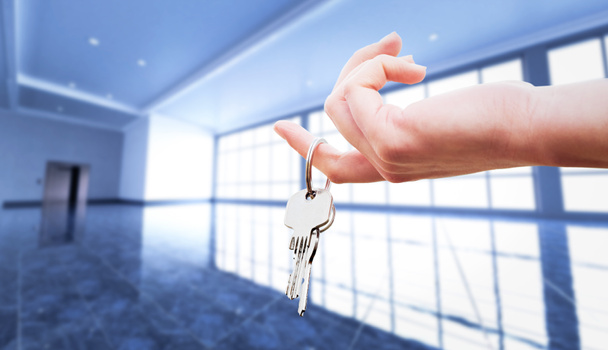 Mão feminina segurando chaves para apartamento
. - Foto, Imagem