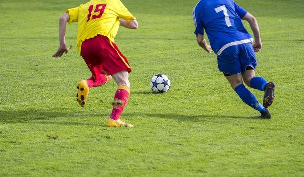 Ποδόσφαιρο ποδόσφαιρο παιχνίδι μονομαχία τρυπάνι ντρίμπλα - Φωτογραφία, εικόνα