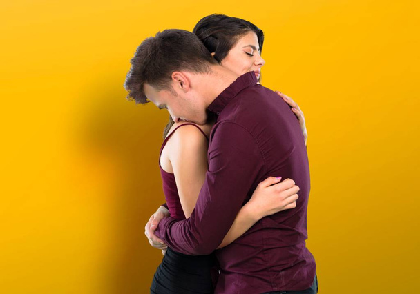 junges Teenager-Paar umarmt - Foto, Bild