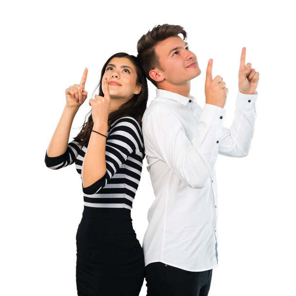 Jeune couple pointant avec l'index une excellente idée sur fond blanc isolé
 - Photo, image