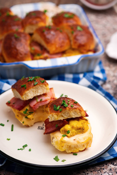 Petit déjeuner Sliders. petits pains avec bacon.selective focus
 - Photo, image