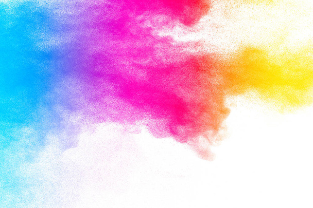 Explosión de polvo multicolor sobre fondo blanco. Lanzó partículas de polvo de colores salpicando. Salpicadura de polvo azul amarillo rojo
. - Foto, Imagen