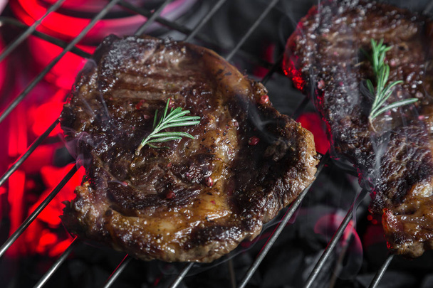 Pieces of marbled beef on the grill - Foto, Imagen