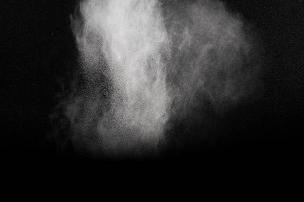 Bizarr formák, a fehér por robbanás felhő sötét háttér. Elindította a fekete háttér fehér részecske splash - Fotó, kép