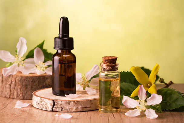 Essential oils and flowers - Foto, afbeelding