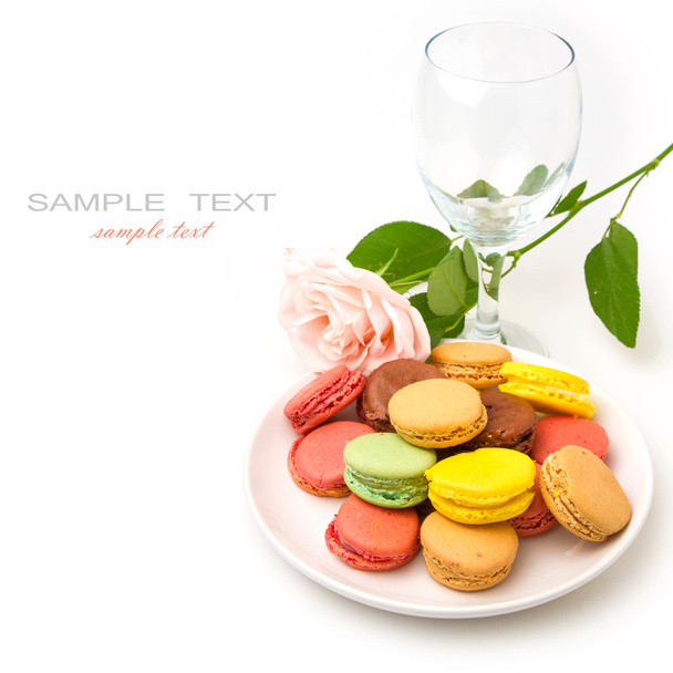 Colorful macaroons and rose on white background - Foto, Bild