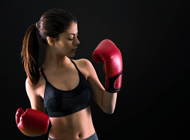 ヤング スポーツ ボクシング グローブ黒の背景を持つ少女 - 写真・画像