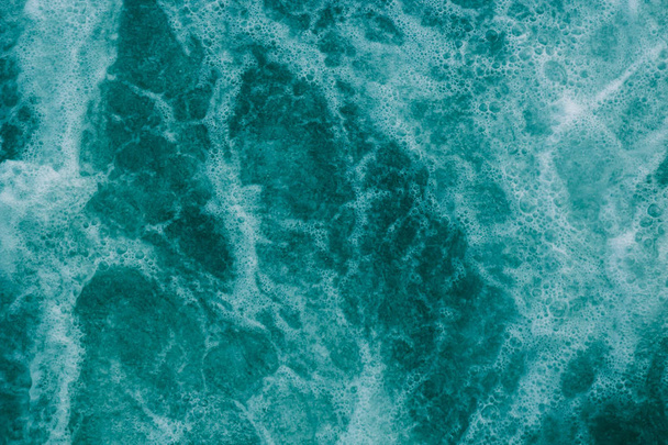 Brillante abstracto fondo turquesa claro, agua con espuma blanca y burbujas
 - Foto, Imagen