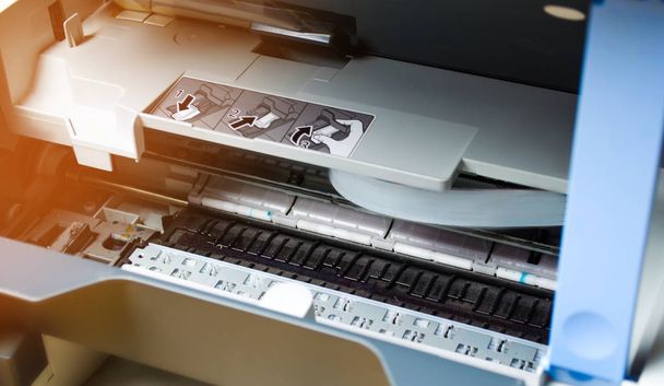 riparazione della stampante da vicino. fotocopiatrice digitale. apparecchiature di stampa, scanner 3d
 - Foto, immagini