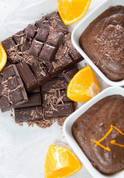 zár-megjelöl-a sötét csokoládé mousse narancs és tabletta - Fotó, kép