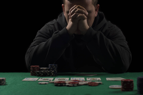 Pokertisch eingerichtet. hochauflösendes Bild für die Glücksspielindustrie mit Pokerchips, Karten, grüner Oberfläche und Person. - Foto, Bild