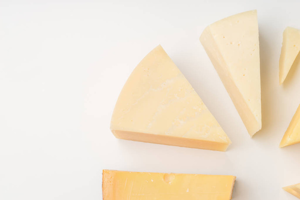 Sokféle sajtok háromszög egy fehér háttér - Fotó, kép
