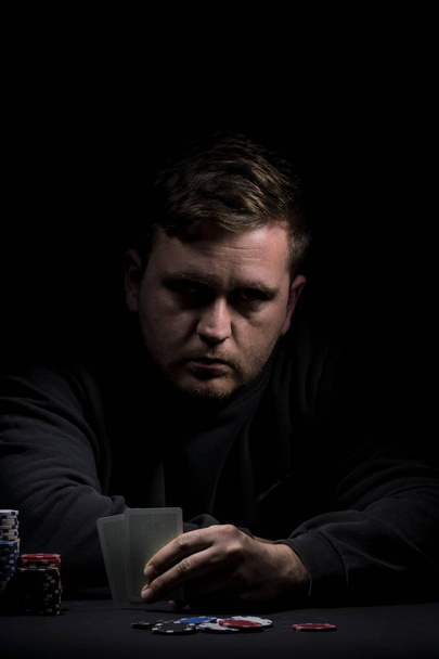 Mesa de póquer. Imagen de alta resolución para la industria del juego que contiene fichas de póker, tarjetas, superficie negra y persona
. - Foto, Imagen