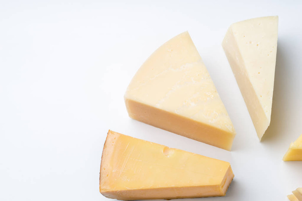 Sokféle sajtok háromszög egy fehér háttér - Fotó, kép