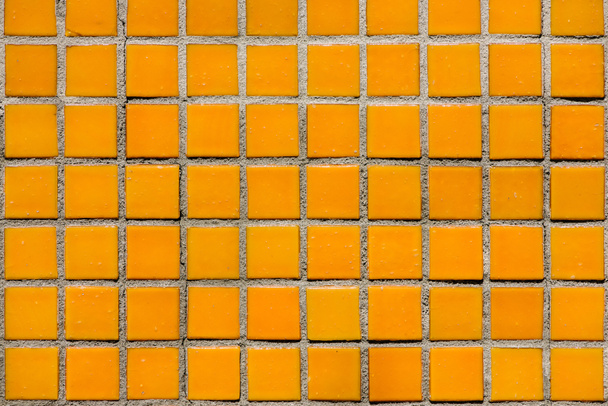 オレンジ色のセラミック タイルの壁の背景の完全なフレーム画像  - 写真・画像