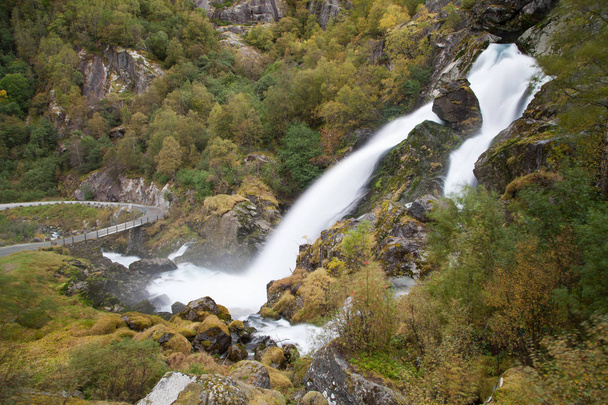 Kaszkád Kleivafossen a módja annak, hogy a Briksdalsbreen-gleccser, a Jostedalsbreen Nemzeti Park, Sogn og Fjordane, Norvégia - Fotó, kép