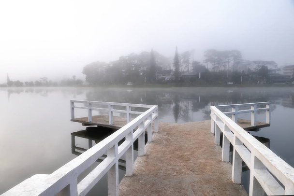 Vista del lago Xuan Huong por la mañana. El lago es popular para hacer turismo, correr, pasear y pescar
 - Foto, Imagen