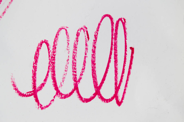 Ligne rouge, trait, éclaboussure crayon cosmétique, sur fond blanc
 - Photo, image