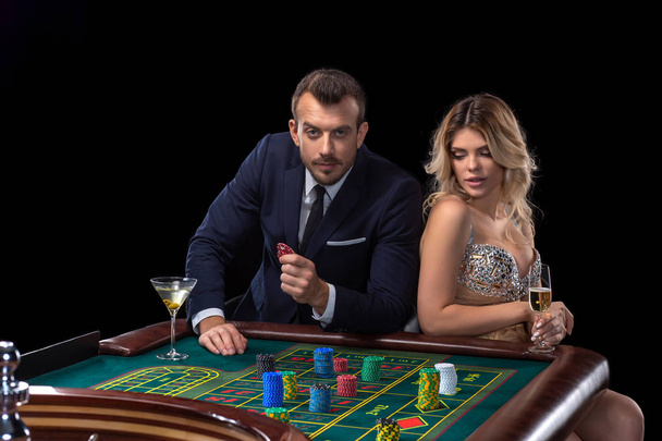 Jeu en couple à la table de roulette au casino
 - Photo, image