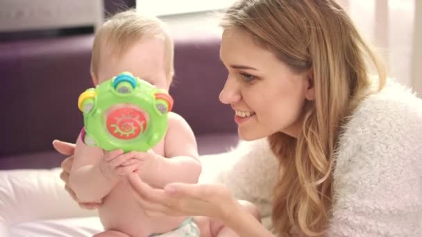 Anya babázik. Szépség lány játszani baba csörgő - Felvétel, videó