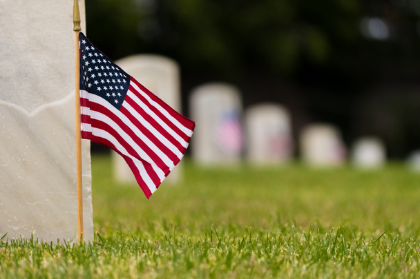 Відображення невеликих американський прапор на національних кладовища - день пам'яті - Фото, зображення
