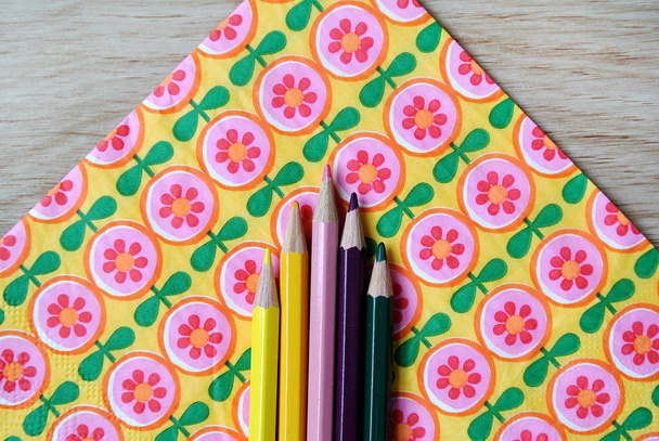 lápices de colores sobre fondo floral
 - Foto, Imagen