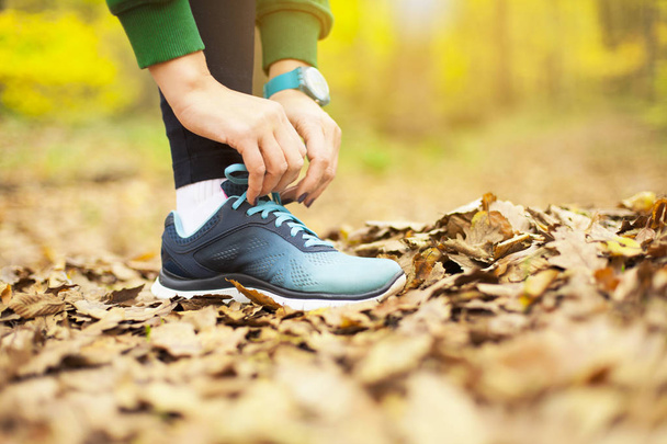 Femme jogger attacher ses chaussures
 - Photo, image